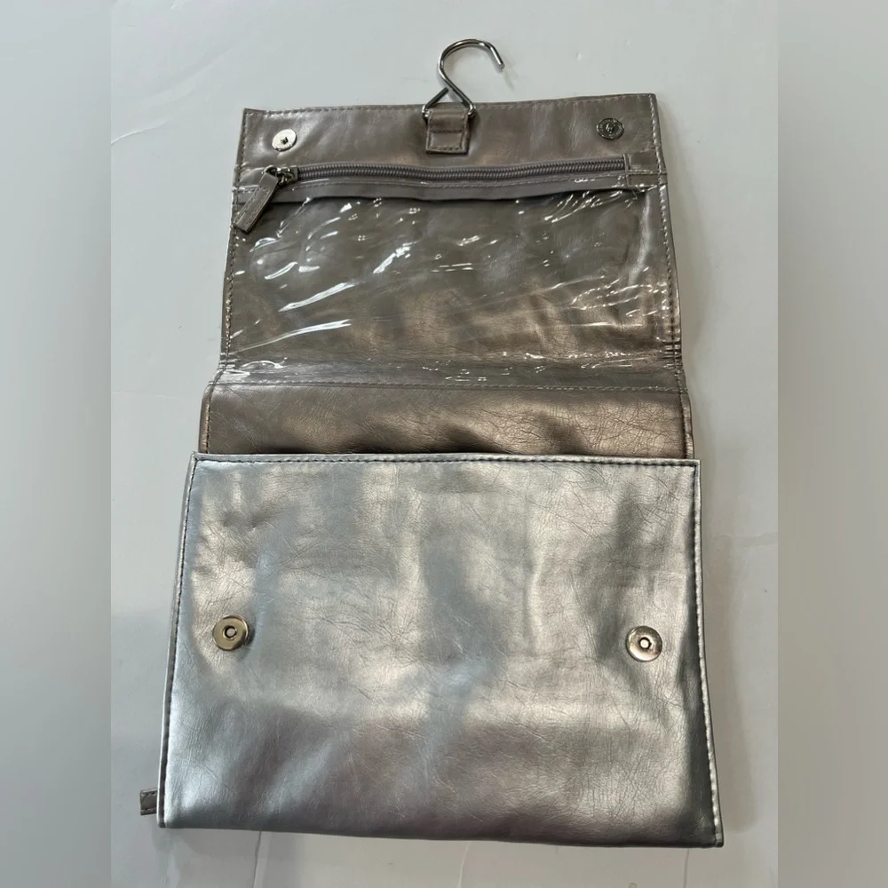NICE QUALITY 3 COMPARTMENT TRI-FOLD TRAVEL BAG